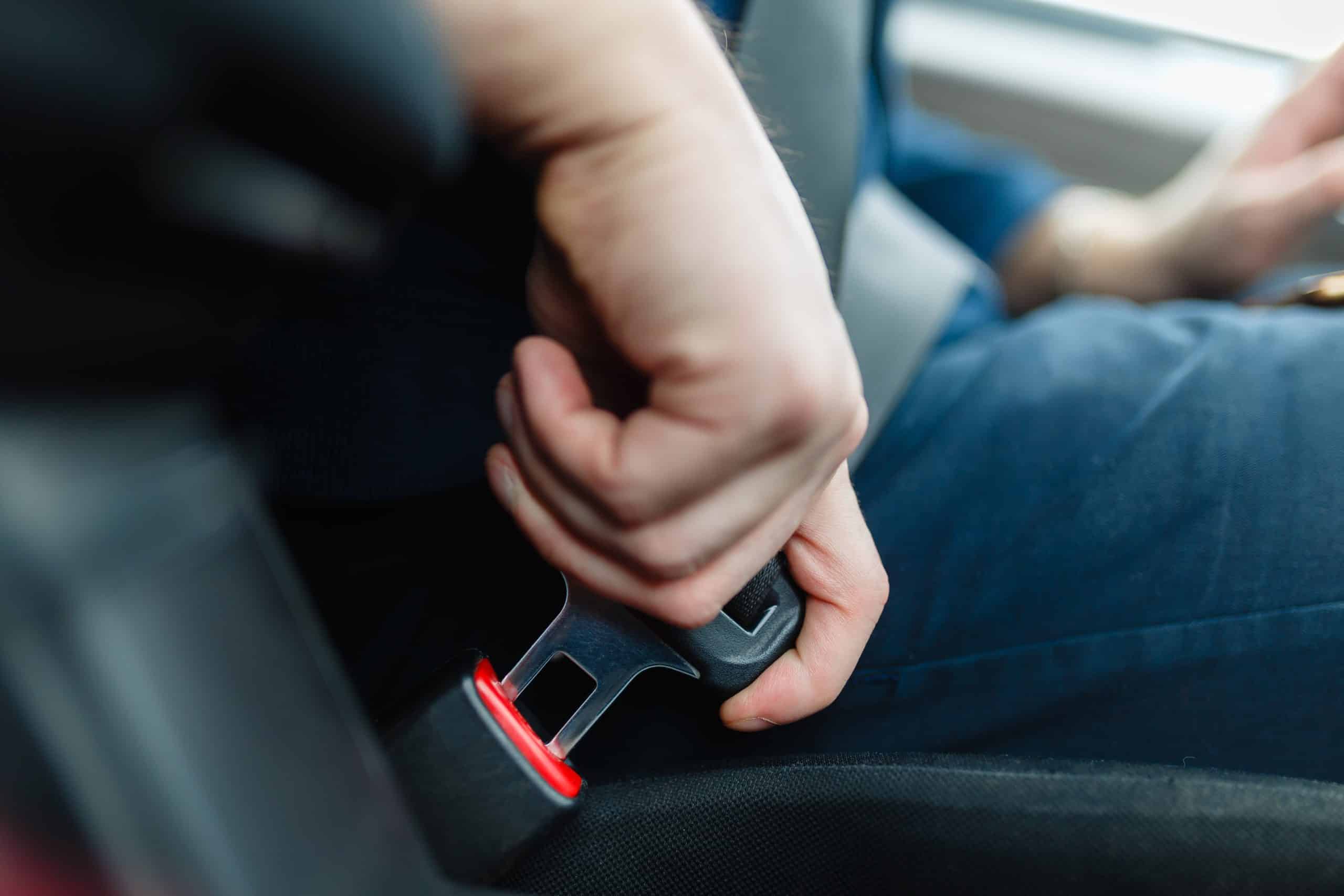 Cómo debes ponerte el cinturón de seguridad correctamente