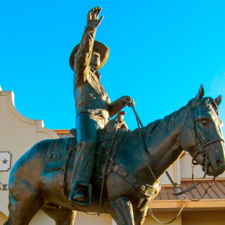 Estatua de vaquero a caballo cerca de la Arena de Mesquite – Mesquite, seguro de auto barato en Texas