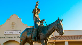 Estatua de vaquero a caballo cerca de la Arena de Mesquite – Mesquite, seguro de auto barato en Texas