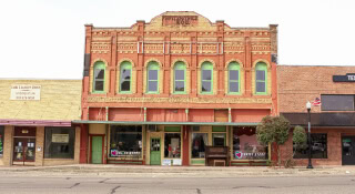 Fachada de un edificio histórico en la plaza del pueblo de Mount Pleasant, Texas, USA – Seguro de auto barato en Mount Pleasant, Texas.