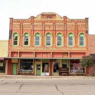 Fachada de un edificio histórico en la plaza del pueblo de Mount Pleasant, Texas, USA – Seguro de auto barato en Mount Pleasant, Texas.