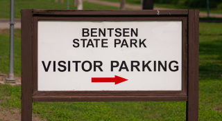 1. Señal de entrada al estacionamiento del Parque Estatal Bentsen Rio Grande Valley de Mission, Texas, USA – Seguro de auto barato en Mission, Texas.