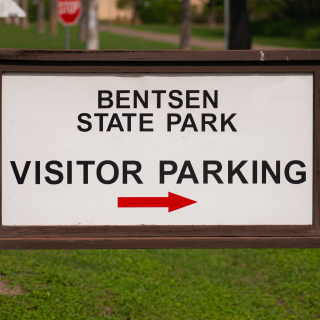 1. Señal de entrada al estacionamiento del Parque Estatal Bentsen Rio Grande Valley de Mission, Texas, USA – Seguro de auto barato en Mission, Texas.