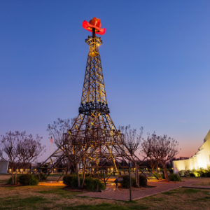 1. Vista diurna de la famosa Torre Eiffel de Paris Texas en USA – Seguro de auto barato en Paris, Texas.