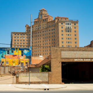 1. Vista a una vieja construcción en la ciudad de Mineral Wells, Texas, en un día soleado