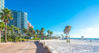 Clearwater beach con arena blanca en Clearwater, Florida - Seguro de auto barato en Clearwater, Florida