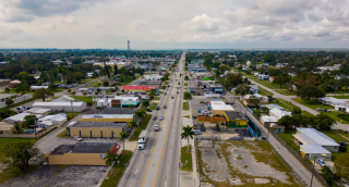 Vista aérea de una calle en Clewiston, Florida - Seguro de auto barato en Clewiston, Florida