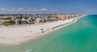 Destin beach con arena blanca en Destin, Florida - Seguro de auto barato en Destin, Florida