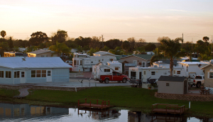 Autocaravana y vehículos recreativos en un parque de autocaravanas al atardecer. Okeechobee, Florida, Estados Unidos – Okeechobbe, seguro de auto barato en Florida.