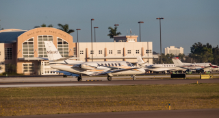 Aviones en el aeropuerto Page Fields en Fort Myers, Florida