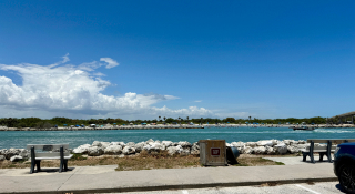 La ensenada de Sebastian Inlet, Florida en una ajetreada mañana de domingo - Sebastian, seguro de auto barato en Florida.