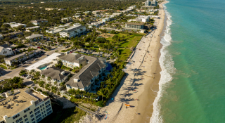 Vista aérea de hoteles y condominios en Vero Beach, Florida – Vero Beach, seguro de auto barato en Florida.